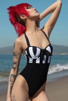 NEW WITCH Juiced Up One Piece Maillot de bain une pice noir et blanc rayures Juiced Up KILLSTAR, goth pinup